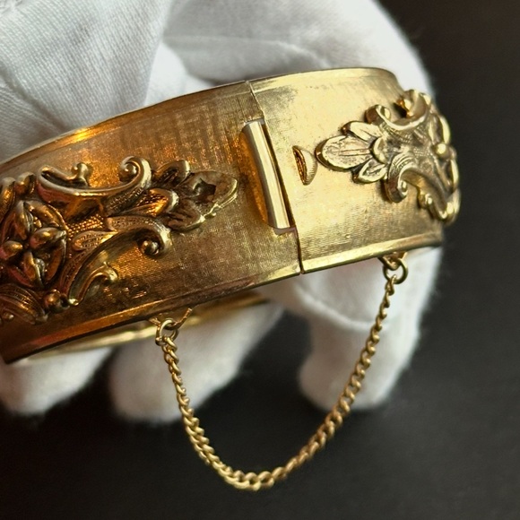 VTG Coro Pegasus Hinged Bangle Bracelet Goldtone 1940’s Victorian Revival - Picture 8 of 12